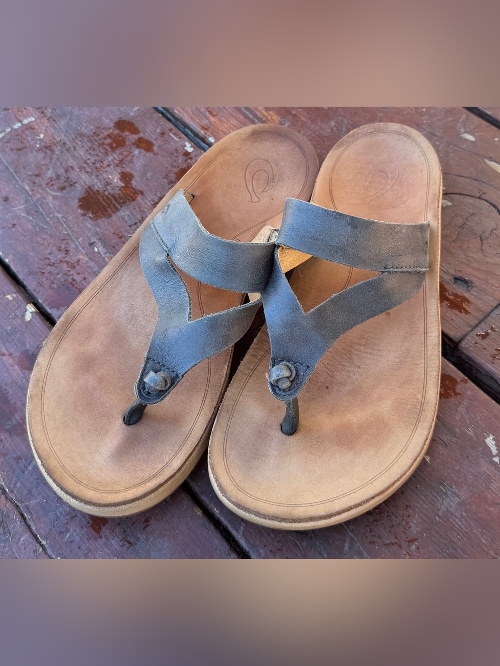 OluKai kaekae ko'o Leather Flip Flop Sandals Women’s 6 gunmetal grey